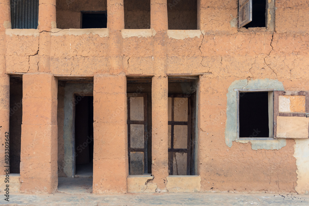 Detalle de una casa tradicional construida con adobe, en el pequeño pueblo rural de Mlomp, en la región de Casamance, en el sur del Senegal