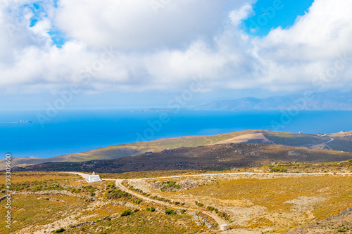 Kleine orthodoxe Kapelle im Hochland der griechischen Kykladeninsel Andros mit der Insel Euböa im Hintergund photo