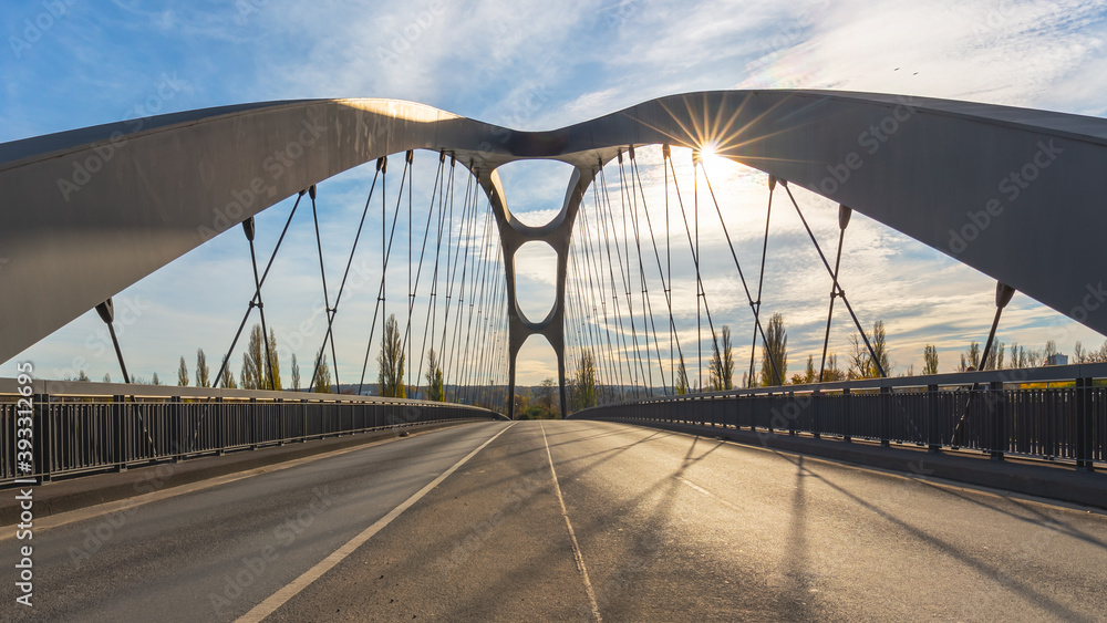 Obraz premium Osthafenbrücke in sunlight in frankfurt am main, germany