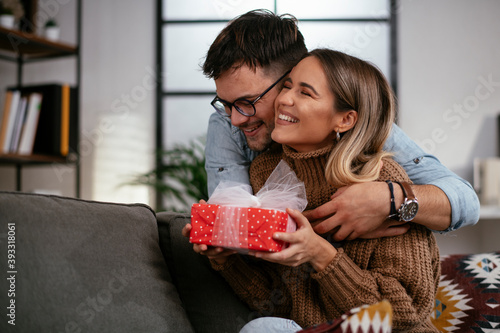 Foto Bofriend surprising his girlfriemd with a gift