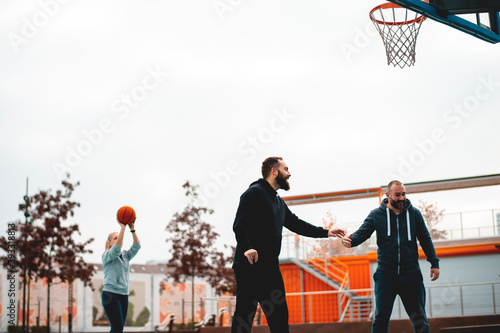 A group of amateurs friends gathered to play basketball on the court