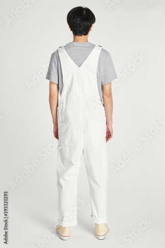 Fotografia Rear view man wearing white dungarees mockup