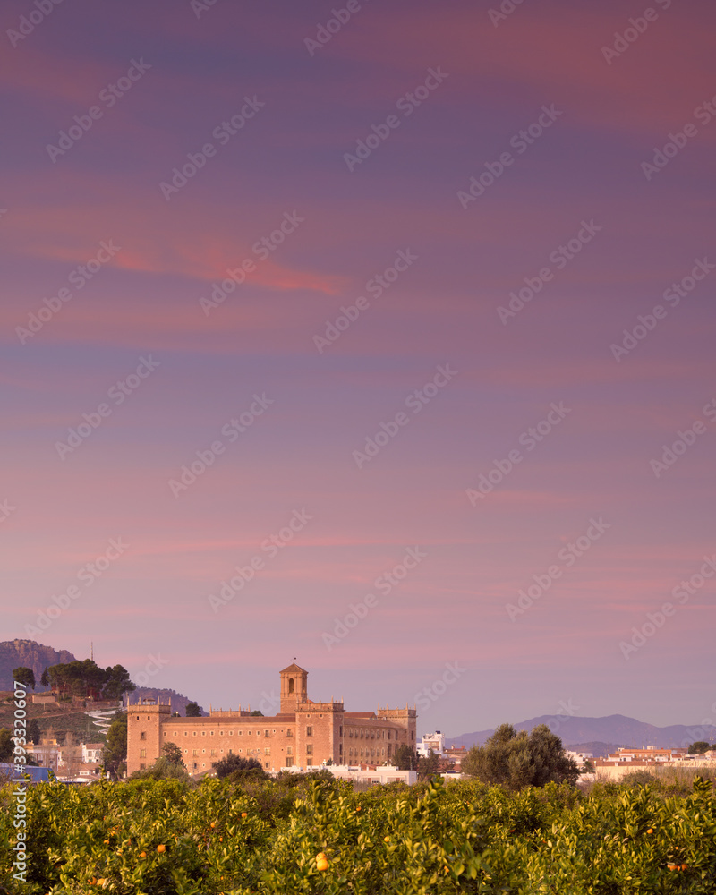 Vista al atardecer de el Real Monasterio de El Puig de Santamaria, en la provincia de Valencia. Comunidad Valenciana. España