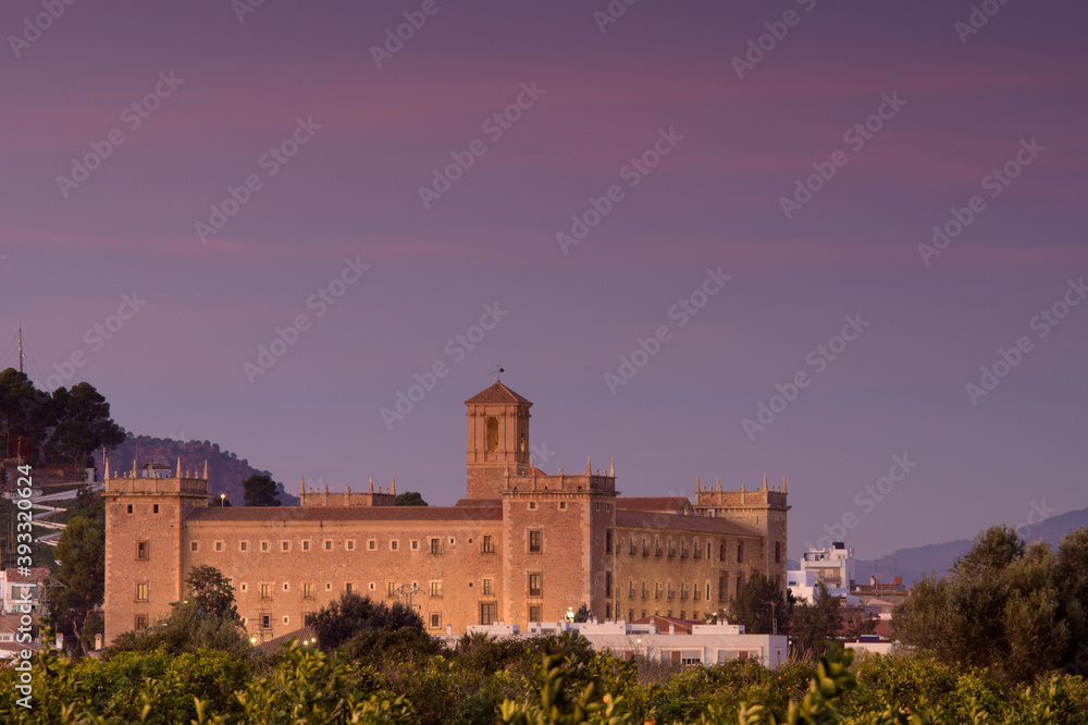 Vista al atardecer de el Real Monasterio de El Puig de Santamaria, en la provincia de Valencia. Comunidad Valenciana. España