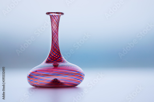 Φωτογραφία single glass vase on table