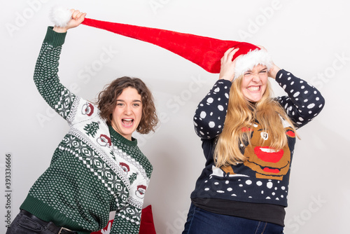 Junge Frauen freuen sich auf des Weihnachtsfest photo