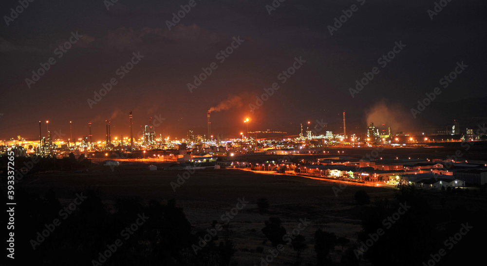 Refinería de petróleo y planta de la industria petroquímica en Puertollano por la noche, provincia de Ciudad Real, Castilla la Mancha, España