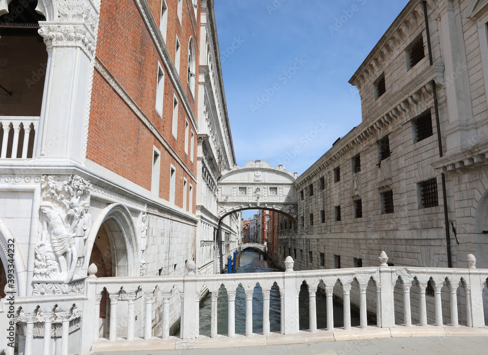 Fototapeta premium Bridge of Sighs in Venice without any tourists because of epidem
