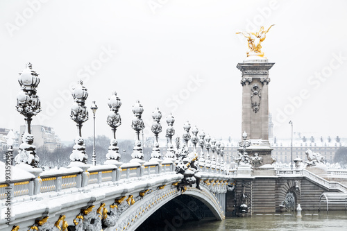 Foto Pont Alexandre III à Paris sous la neige