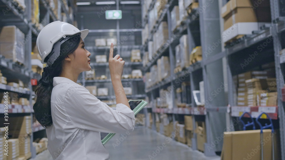 Warehouse worker or Asian woman Happy labor wear medical mask to prevent Coronavirus and PM2.5 dust. Wear hardhat for protection while working in the transportation industry. Concept key worker Warehouse worker or Asian woman Happy labor wear medical mask to prevent Coronavirus and PM2.5 dust. Wear hardhat for protection while working in the transportation industry. Concept key worker