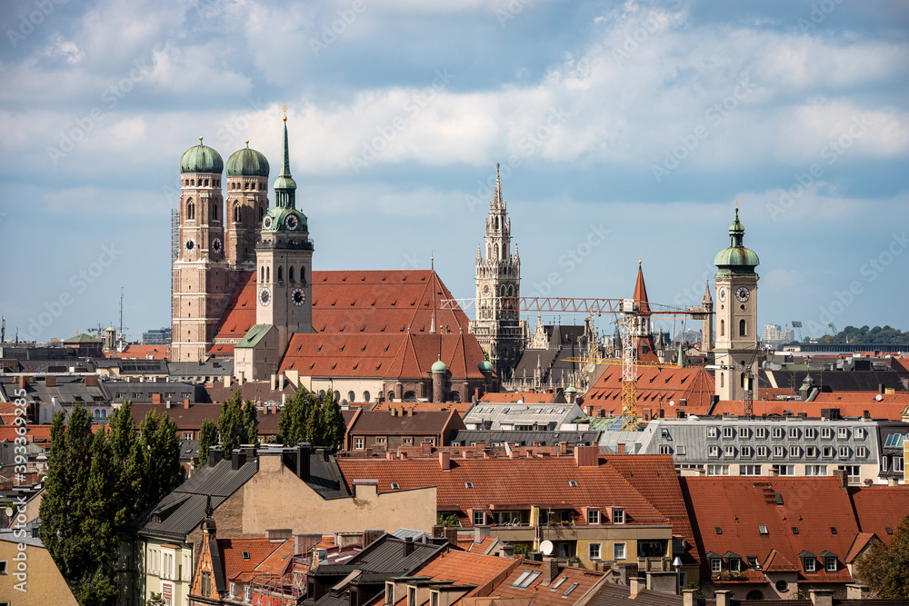 Obraz premium Cityscape of Munich downtown with the Cathedral of Our Dear Lady (Frauenkirche), the church of Saint Peter and the New Town Hall (Neues Rathaus). Bavaria, Germany, Europe.