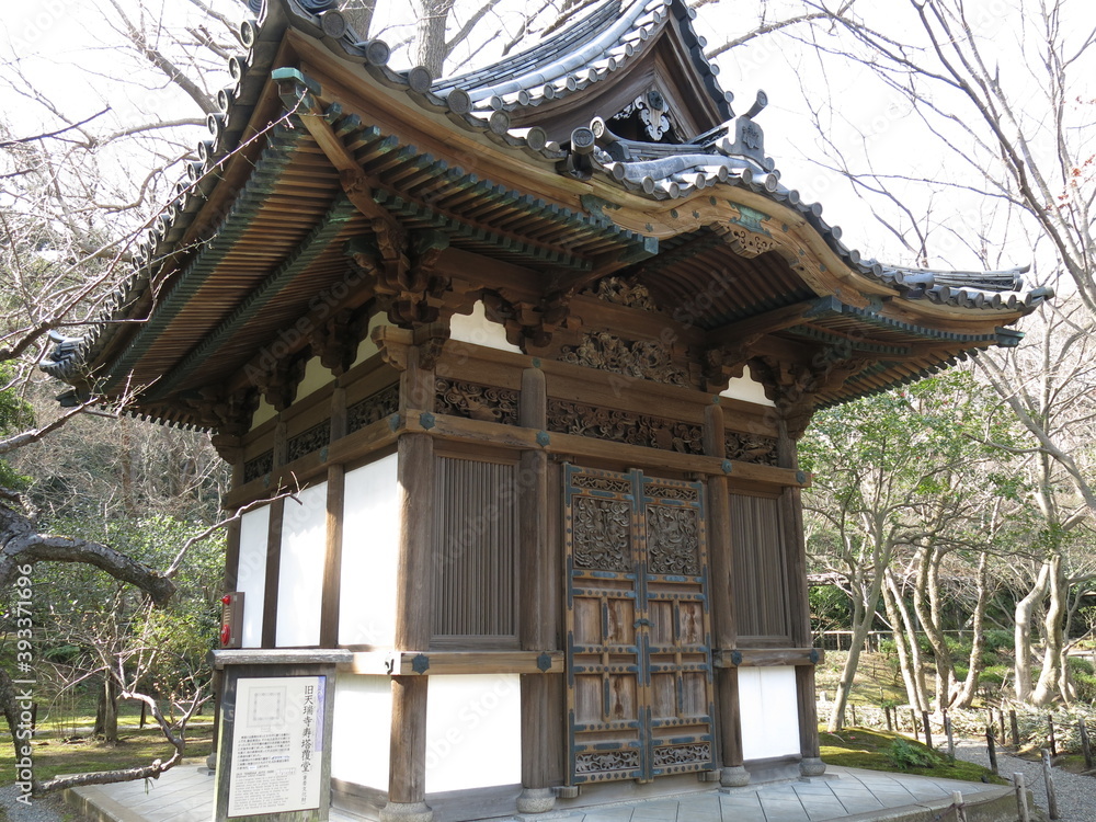 横浜市の三溪園にある旧天瑞寺寿塔覆堂 Juto Oido Hall of the Former Tenzuiji Temple (Sankeien Garden) 横浜市の三溪園にある旧天瑞寺寿塔覆堂 Juto Oido Hall of the Former Tenzuiji Temple (Sankeien Garden)