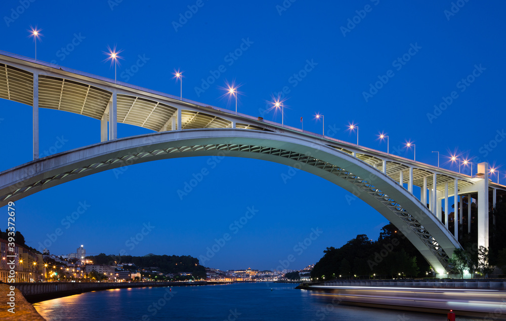 Obraz premium Modern bridge over the river at night