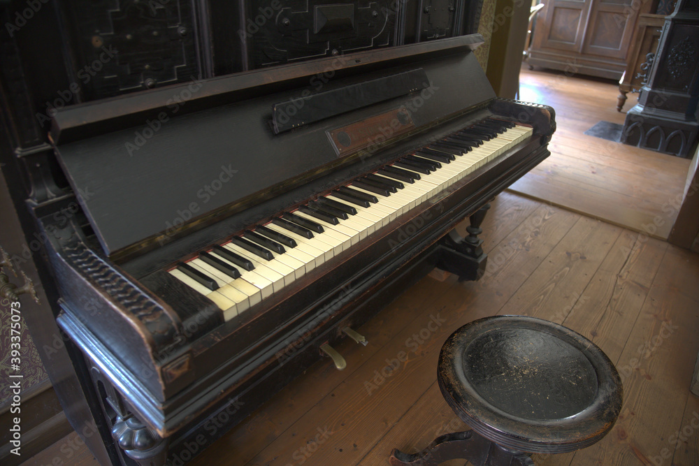 Altes Klavier in einem verlassenen dunklen Haus Altes Klavier in einem verlassenen dunklen Haus