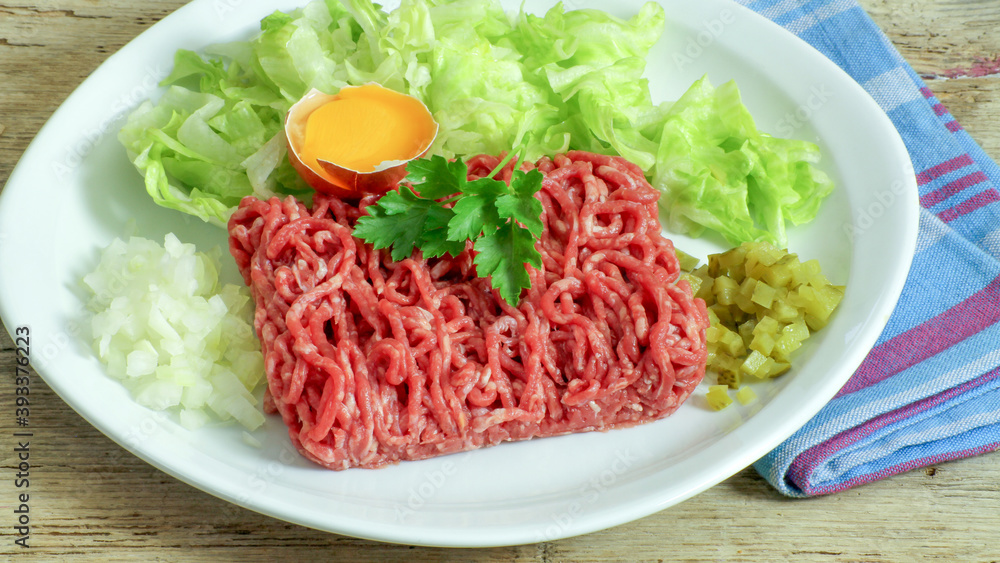 steak tartare de boeuf et salade dans une assiette