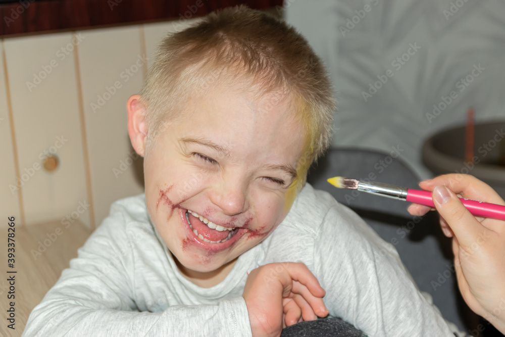 Preparing and painting the face of a boy with the down syndrome to the house show. Preparing and painting the face of a boy with the down syndrome to the house show.