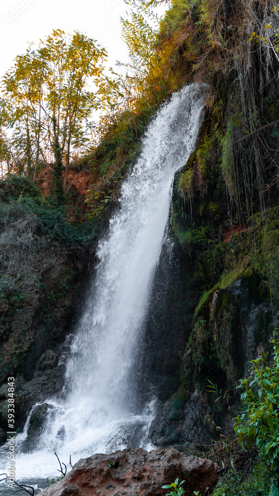 Obraz premium Fallen Waterfall. Cascada en Otoño.