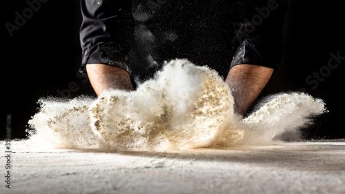 Schilderij op canvas professional chef prepares dough from flour