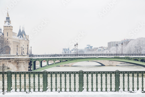 Pont de Notre Dame en hiver sous la neige