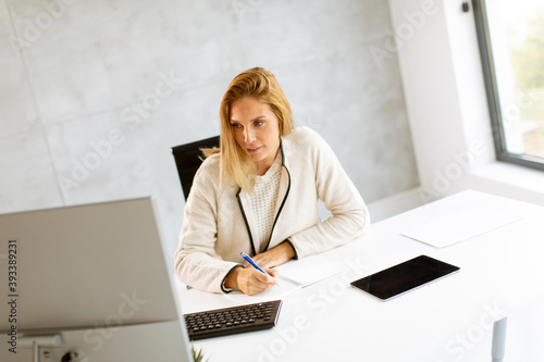 Bbeautiful businesswoman wo...