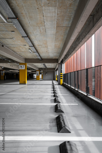 Obraz na płótnie Big empty underground parking during the day w salonie