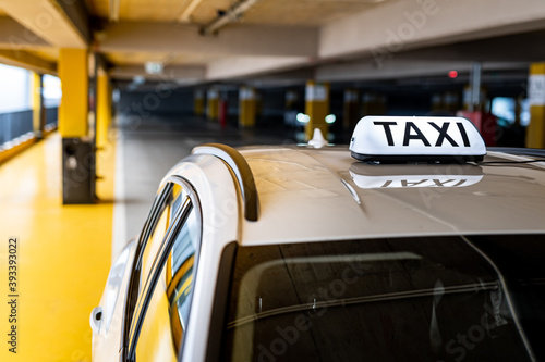 Obraz na płótnie Taxi cab at the underground parking w salonie