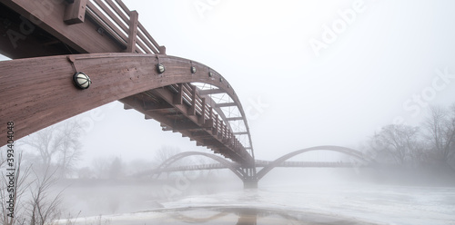 Papier peint Bridge on a foggy day