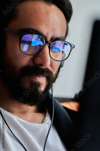 Joven apuesto trabajando desde su laptop leyendo un mensaje