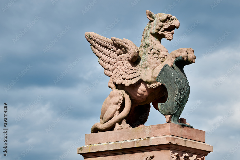 Skulptur eines Greifen mit Wappenschild am südöstlichen Ende der denkmalgeschützten Moltkebrücke in Berlin-Mitte