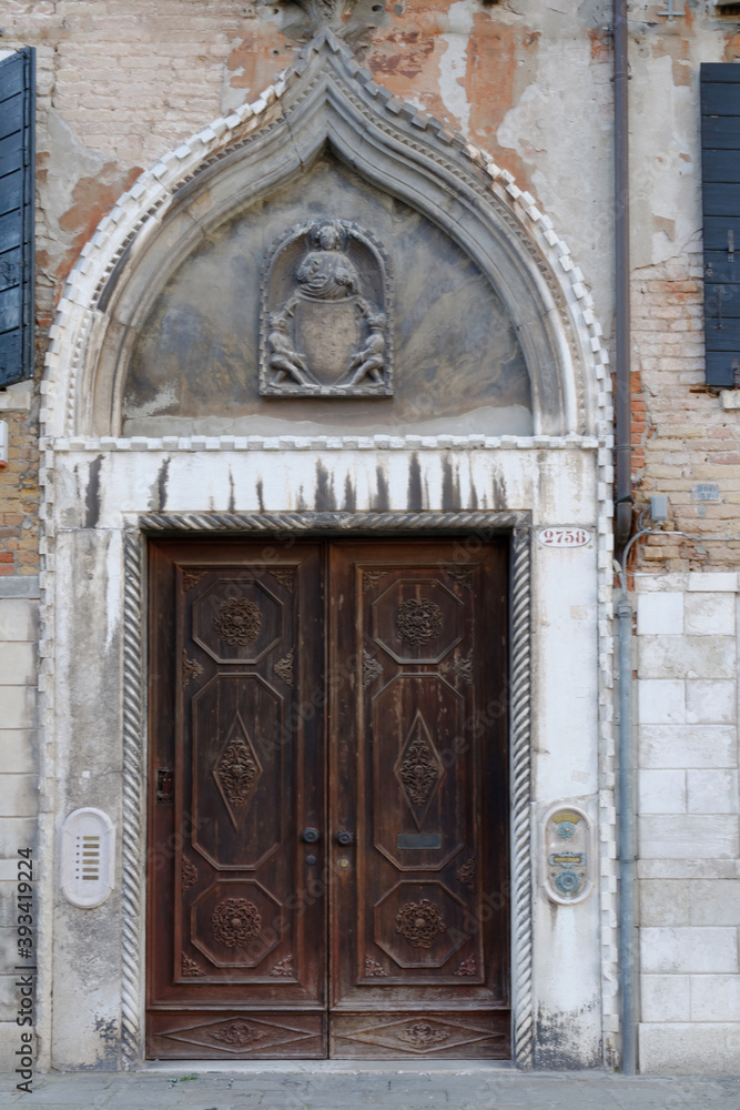 Venise, Italie, 27 février 2014 : Porte ancienne en bois d'un palais venitien