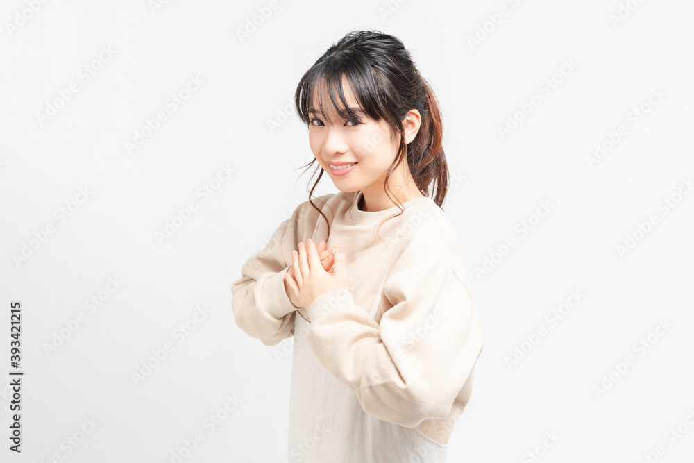 胸に手を当てる若い女性 胸に手を当てる若い女性