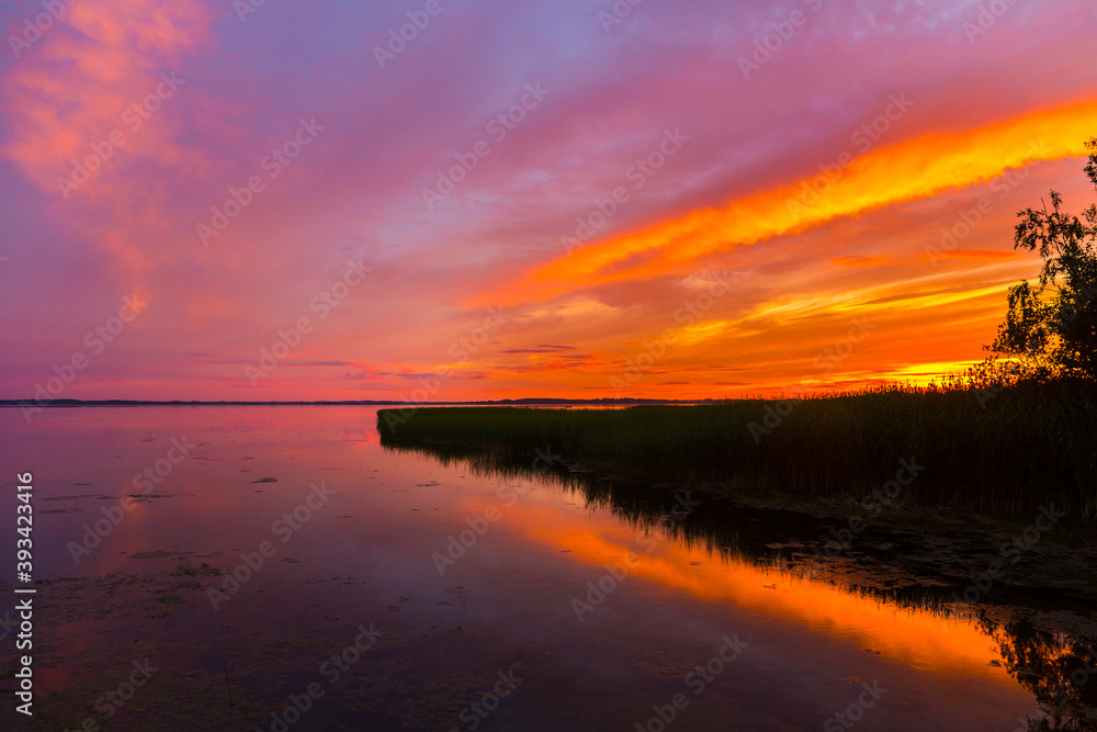 Obraz premium Beautiful colorful sunset over the lake summer landscape.