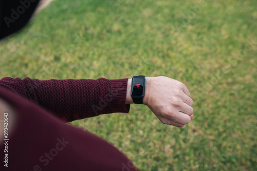Clock on the wrist measuring a person's pulse