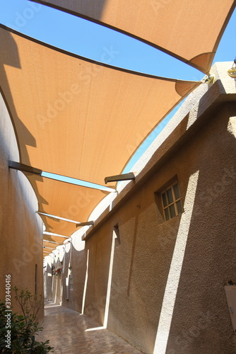 Sonnenschutz über einer Gasse in Dubais Heritage Village photo