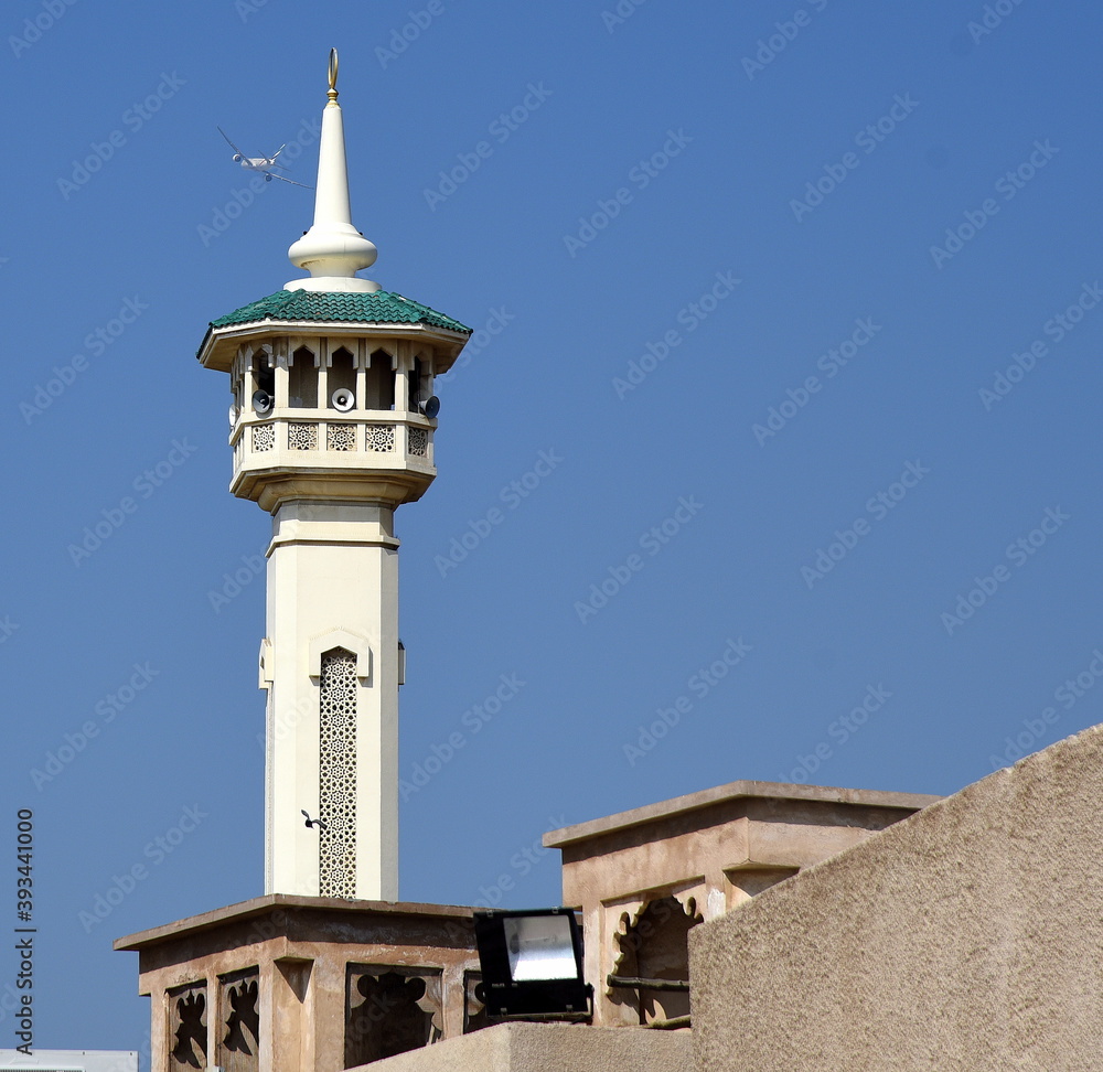 Minarett und Kuppel der Bastakiya-Moschee im historischen Al-Fahidi-Viertel von Dubai Minarett und Kuppel der Bastakiya-Moschee im historischen Al-Fahidi-Viertel von Dubai