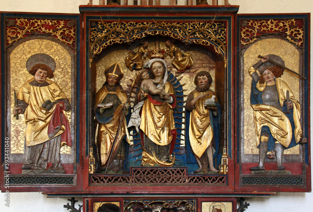 Madonna con Bambino tra San Mauro e San Giovanni Battista; ai lati, Santo Stefano e San Michele; altare scolpito nella chiesa di San Mauro presso Baselga di Pinè