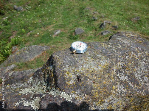Kompas na skale w górach
