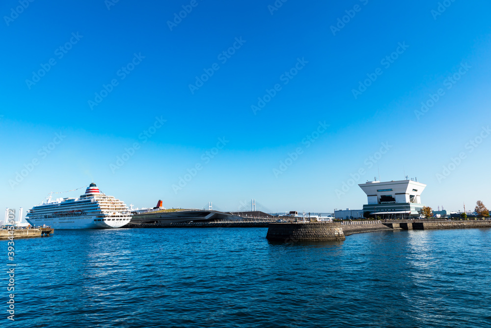 Obraz premium (神奈川県ｰ湾岸風景)青空と横浜大桟橋側風景２