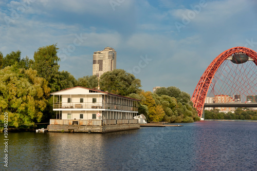 Obraz na płótnie Moscow, Russia - September 24, 2020: Floating house on the river. Zhivopisny bridge across the Moscow river w salonie