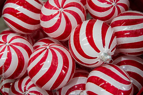 Esferas rojas con blanco para decoración de navidad tipo caramelo