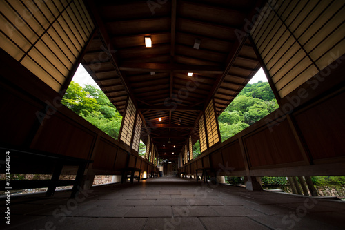 旅館の渡り廊下をローアングルから超広角で