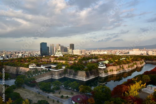 日本の大阪城の紅葉