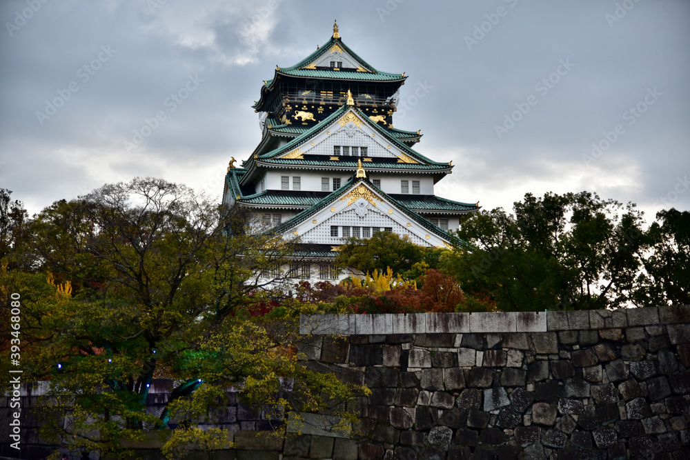 Fototapeta premium 日本の大阪城の紅葉