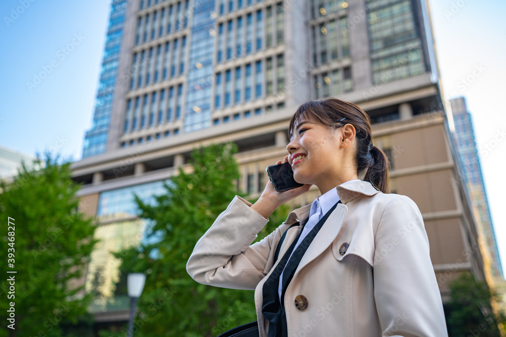 オフィス街で電話する女性
