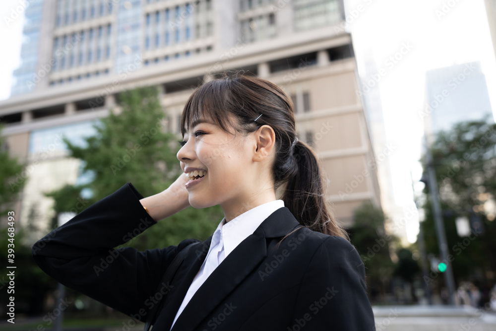 スーツで出勤する新卒女性