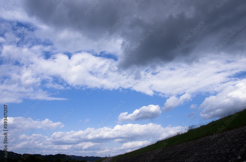 岡山県瀬戸内市邑久町の吉井川左岸で撮影した秋の雲