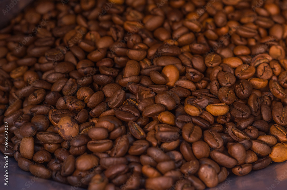 Obraz premium scattering of brown coffee beans, background and texture