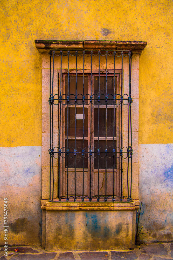 Ventanas de pueblos mineros en México, fachada encontrada en el pueblo de Armadillo de los Infante San Luis Potosí, este lugar actualmente es denominado pueblo mágico.