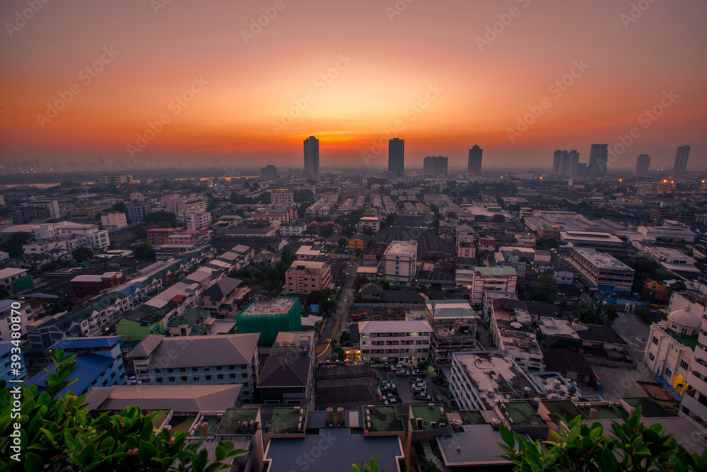 Fototapeta premium Panorama view of panoramic city views, overlooking a wide range of high-rise buildings, blurred breezes, residential distribution (condominiums, offices, expressways)