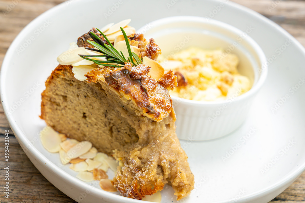banana cake with cream cheese and crumble banana cake with cream cheese and crumble